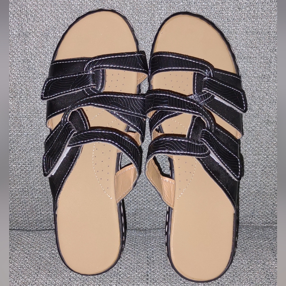 NWOT:Velcro sandals(8.5M)